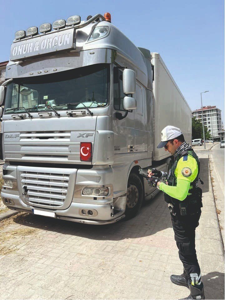 Denizli’de şehir içinde aykırı park eden araçlara ceza yazıldı