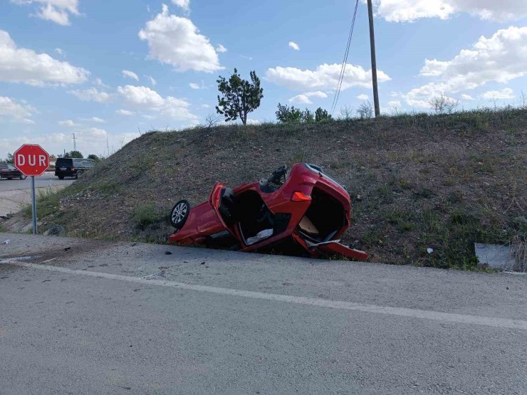 Hafif ticari aracın otomobille çarpıştığı kazada 4 kişi yaralandı