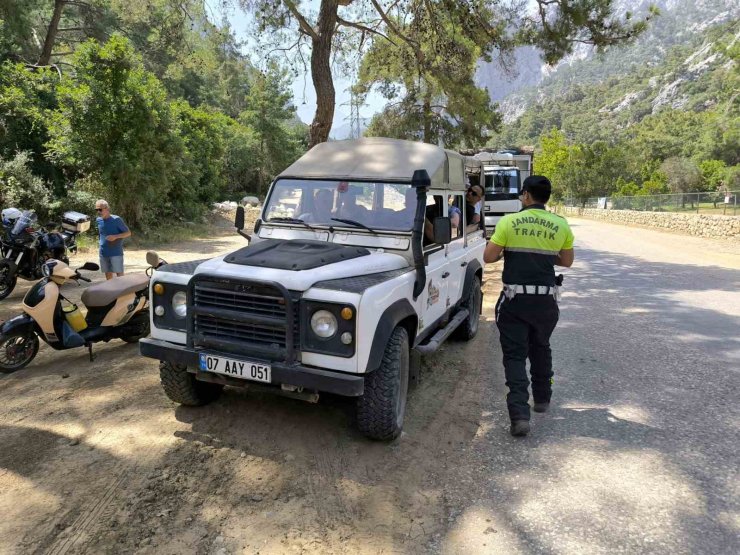 Jandarma’dan safari araçlarına yönelik denetim ve bilgilendirme yapıldı