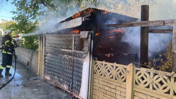 Erzincan’da garajda çıkan yangın korkuttu