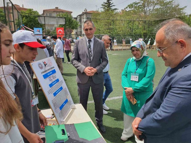 Kocatepe Ortaokulu’nda TÜBİTAK 4006 Bilim Fuarı açıldı