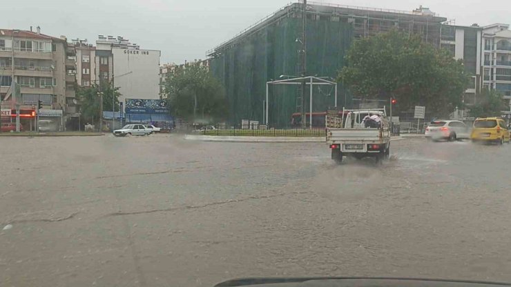 Edremit’te sağanak yağış yolları göle çevirdi