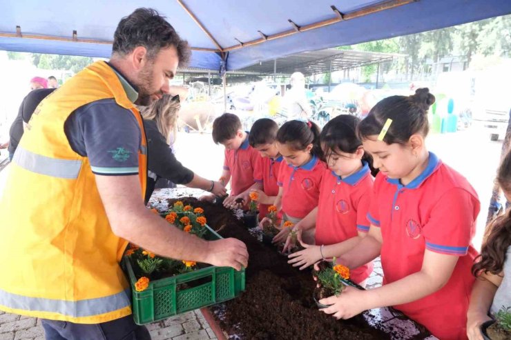 Öğrenciler Büyükşehir Belediyesi’nin fidanlığında ders işledi