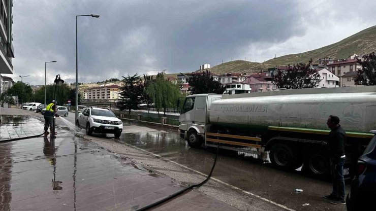 Bayburt Belediyesinin temizlik paylaşımına vatandaş yorumu: “Harcanan su israfını Allah affetsin”