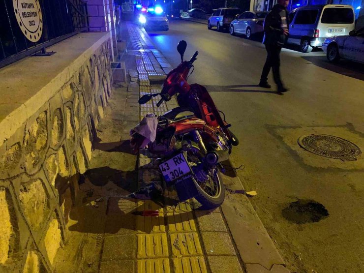 Kütahya’da motosiklet ile ticari araç çarpıştı: 1 yaralı