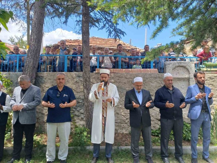 Emet Doğanlar köyünde hayır yemeği ve yağmur duası