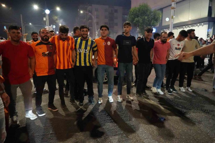 Galatasaray’ın şampiyonluğu Şanlıurfa’da halaylarla kutlandı