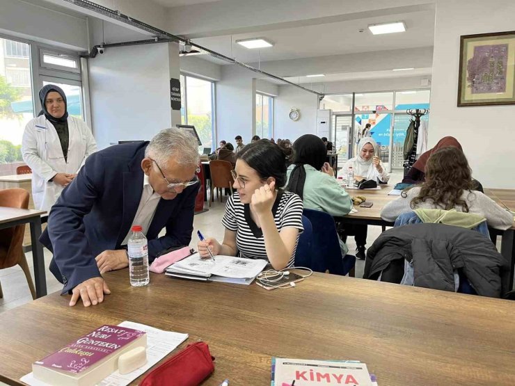 Başkan Büyükkılıç, gençlerle kütüphanede bir araya geldi