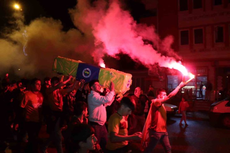 Fenerbahçe bayraklı tabutla şampiyonluğu kutladılar