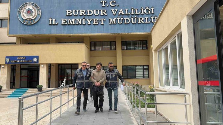 Burdur’da 19 yıl 9 ay hapis cezasıyla aranan firari yakalanarak cezaevine gönderildi