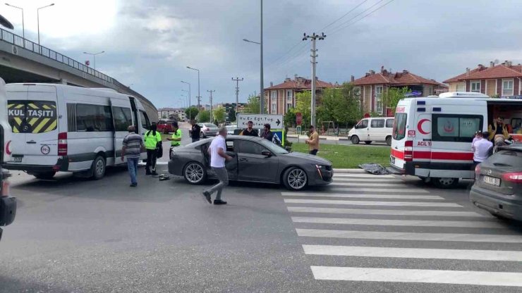 Kütahya’da otomobil ile minibüs çarpıştı: 2 yaralı