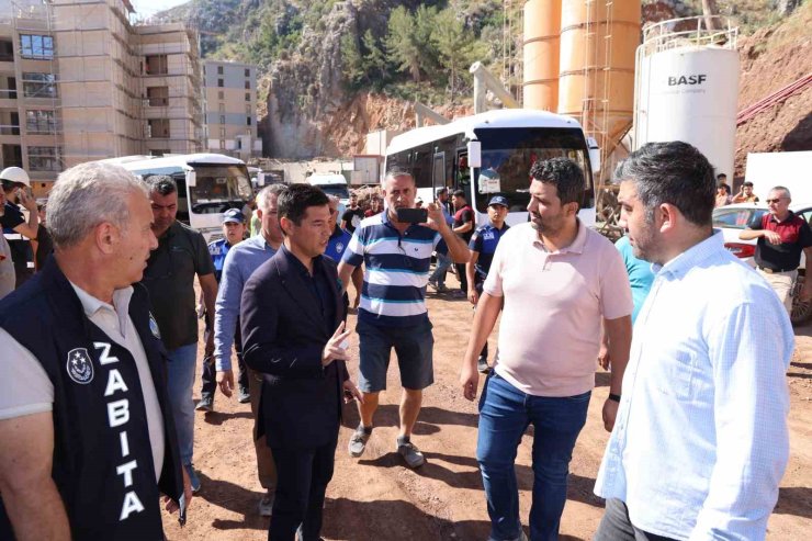 Marmaris Belediye Başkanı Ünlü, tepkilerin odağındaki Sinpaş’ın inşaatını denetledi