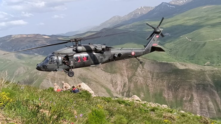 Dağda ayağı kırılan vatandaş helikopter ile kurtarıldı