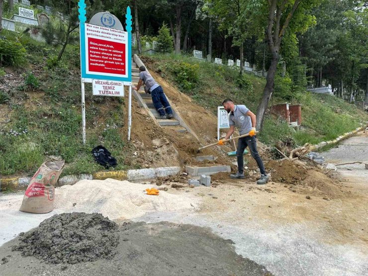 Bozüyük Belediyesi’nden mezarlıkta temizlik ve bakım çalışmaları