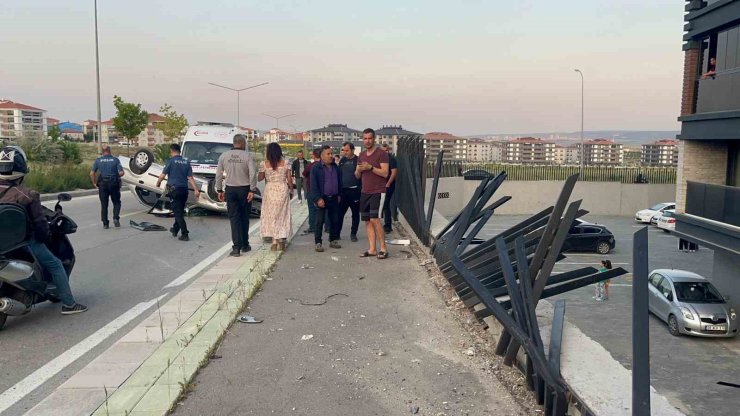 Aracın çarpmasıyla kopan demirler sitede çocukların oyun alanına düştü