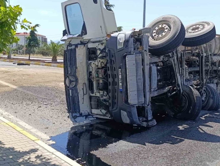 Edremit’te lastiği patlayan tır karayolunu trafiğe kapattı