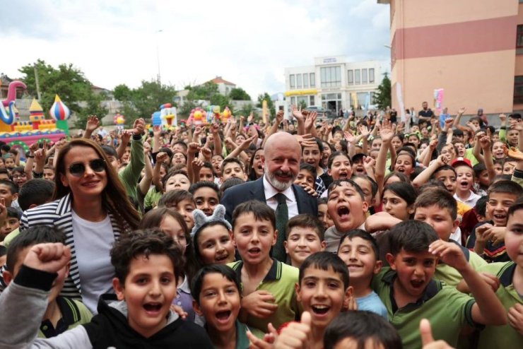 Başkan Çolakbayrakdar: “Hizmetlerimizle çocuklarımızın geleceğini inşa ediyoruz”