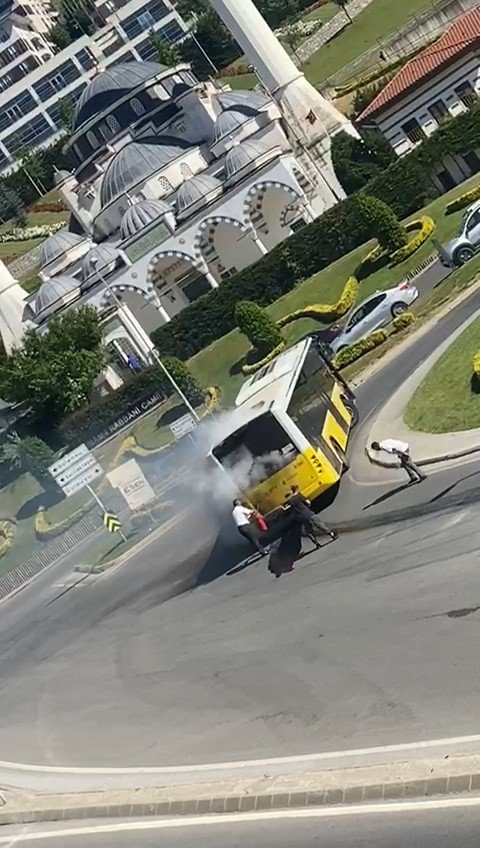 Maltepe’de İETT otobüsünden dumanlar yükseldi