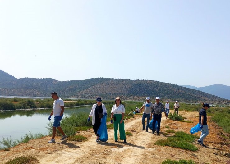 Bafa Gölü’nden bir kamyon çöp çıktı