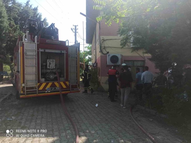 Gediz’de yangında bina kullanılamaz hale geldi