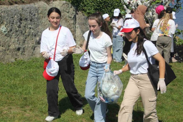 Öğrenciler, Dünya Çevre Günü’nde tarihi Yason Burnu’nda çöp topladı