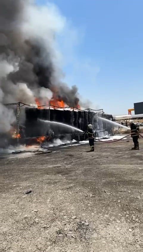 Gaziantep’te lastik yüklü tır alev alev yandı