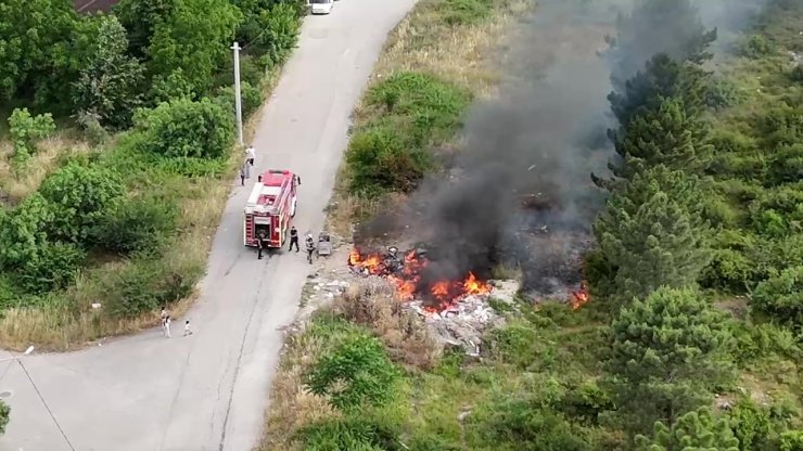 Yol kenarına bırakılan atıklar yangına sebep oldu