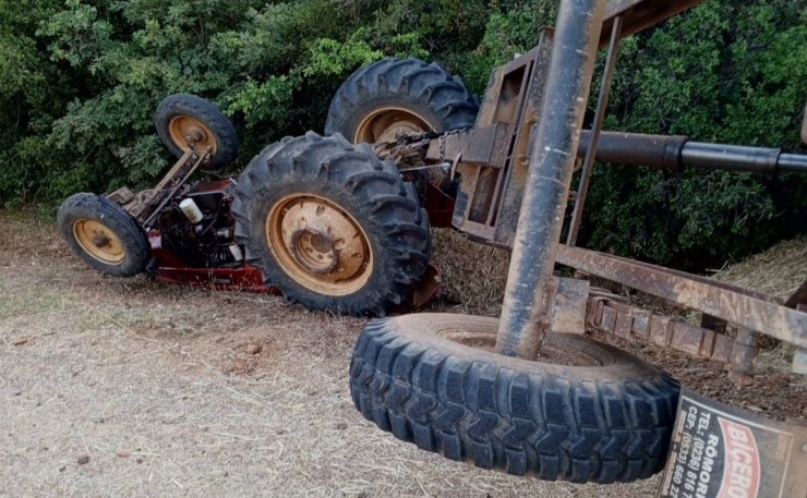 Manisa’da saman yüklü traktör devrildi: 2 yaralı