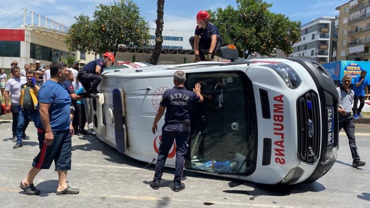 Devrilen ambulanstaki hasta hayatını kaybetti