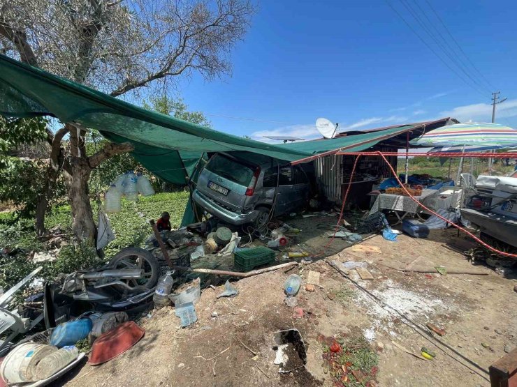 Otomobil yol kenarındaki iş yerine daldı: 1 ölü