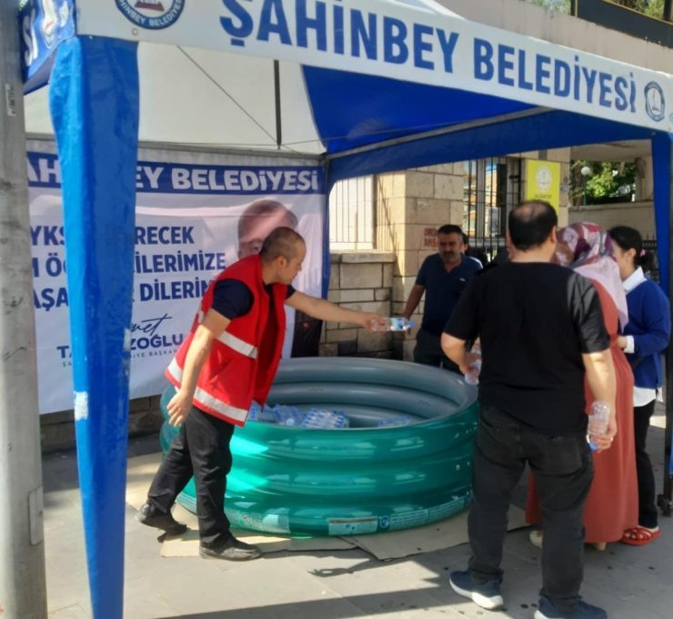 Şahinbey öğrencilerin ve velilerin sınav heyecanı paylaştı