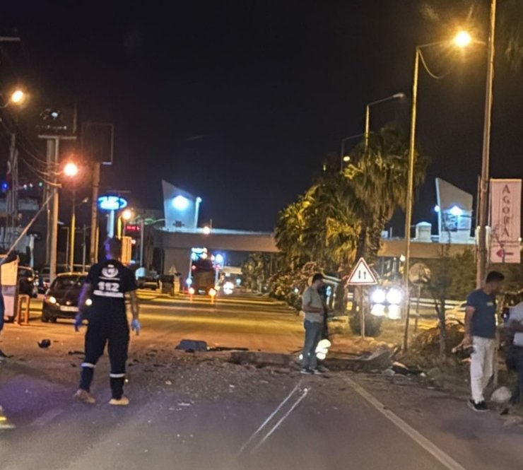 Otomobil ikiye bölündü, feci kazada sürücü hayatını kaybetti