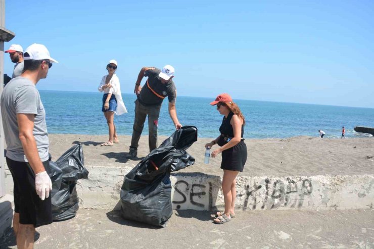 Çevreciler sahili temizledi