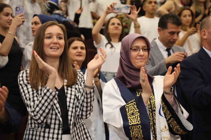 Başkan Durbay öğrencisi olduğu CBÜ’de mezuniyet coşkusuna ortak oldu