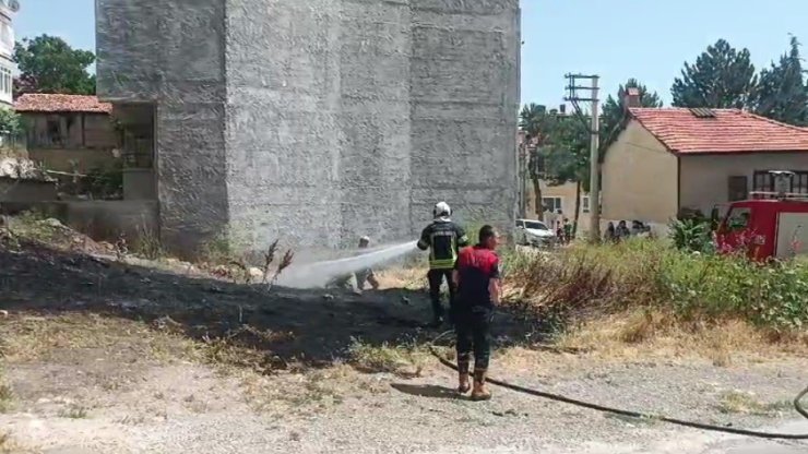 Tavşanlı’daki mahalle arasında çıkan ot yangını korkuttu