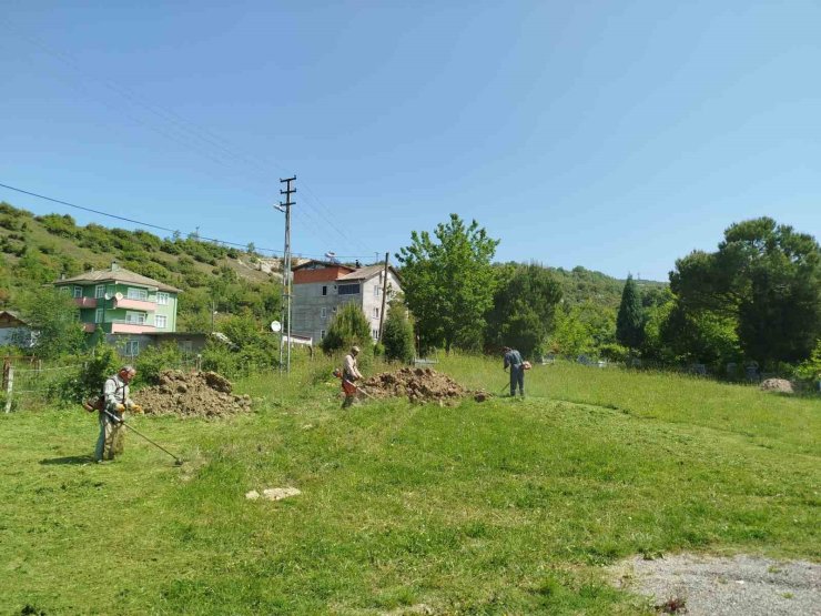 Bayram öncesi mezarlıklar temizlendi