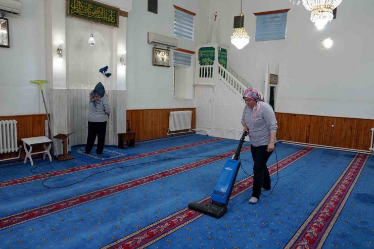 Tepebaşı’ndaki camilerde Kurban Bayramı temizliği