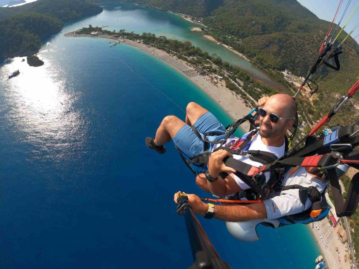 Dünyaca ünlü dalgıç Molchanov, Ölüdeniz’de yamaç paraşütü yaptı