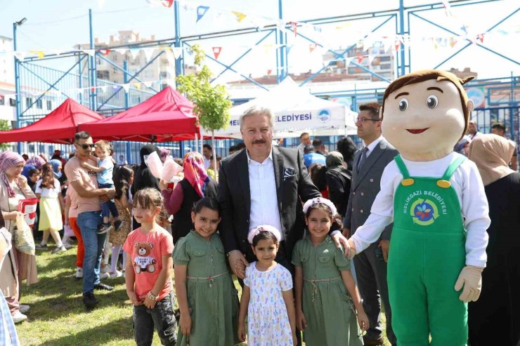 Melikgazi Belediyesi Karne Şenliği ile öğrencilerin yüzlerini güldürdü