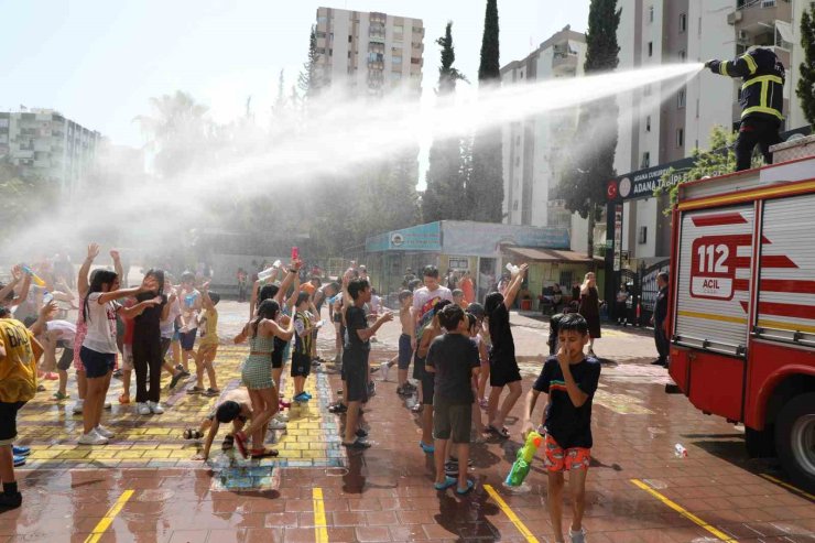 Adana Büyükşehir İtfaiyesinden miniklere serinleten sürpriz