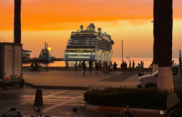 Kuşadası’nda gün batımı mest ediyor