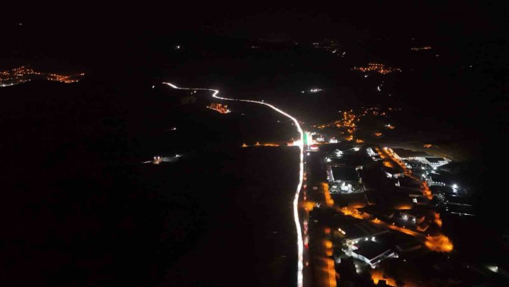 43 ilin geçiş noktasında gece yarısı trafik yoğunluğu böyle görüntülendi