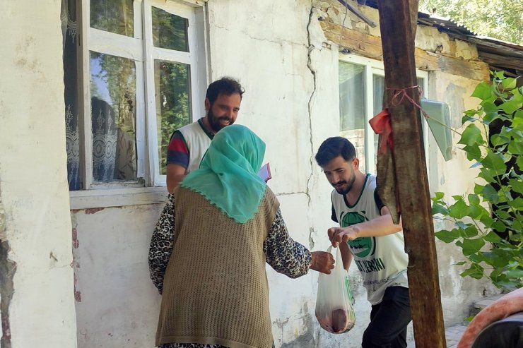 Ağrı Umut Kervanı Derneği’nden yüzlerce aileye et yardımı