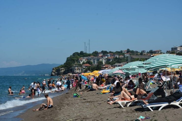 Akçakoca sahilleri tıklım tıklım doldu