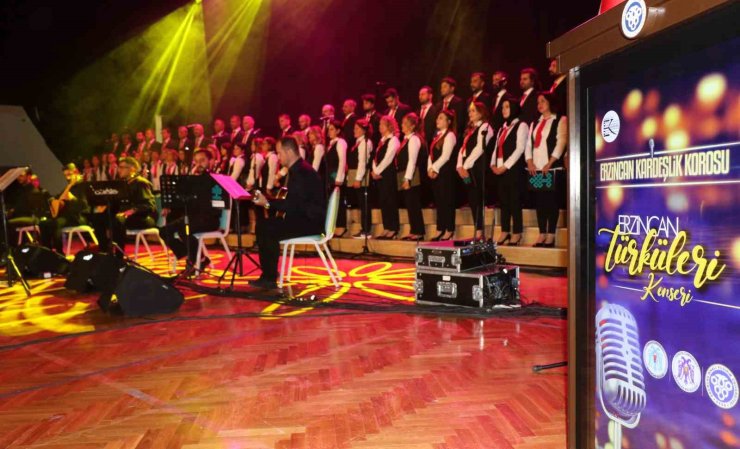 Erzincan’da farklı meslek gruplarından insanların bir araya geldiği “Kardeşlik Korosu” ilk konserini verdi