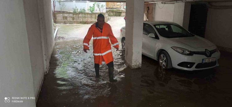 Burdur’da fırtına bir anda geldi, evlerin çatıları uçtu, yangın ve su baskınları oluştu