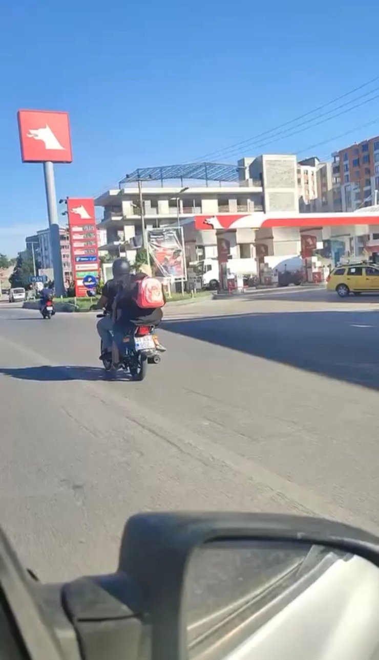 Bursa’da tehlikeli anlar: Bagajda 3 kişi, motosiklette 4 kişi