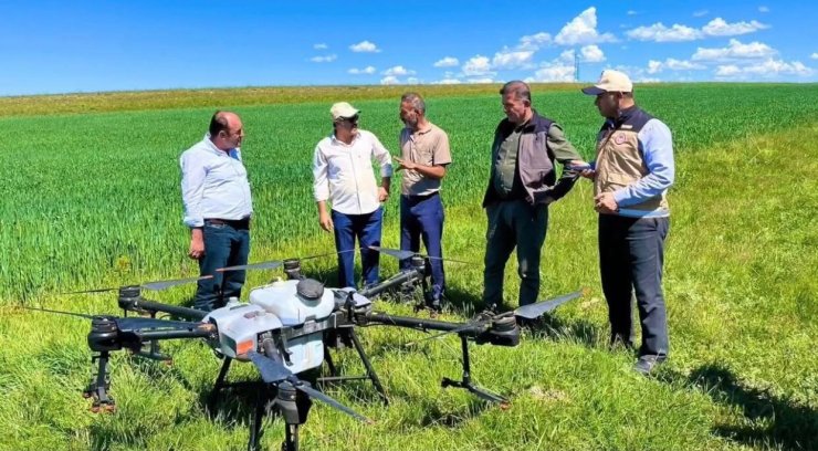 Tarım droneleri ile ilaçlama yapıldı