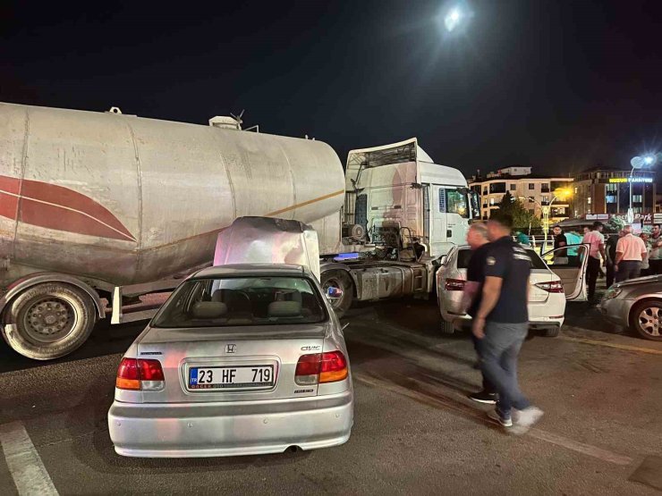 Elazığ’da tankerle iki otomobil çarpıştı: 2 yaralı