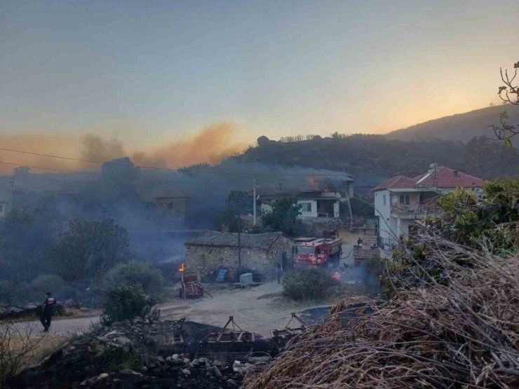 Manisa’daki yangına müdahale sürüyor: 300 hektar alan ile evler zarar gördü